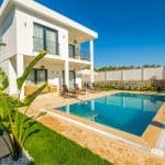 Impôt piscine 8x4 : coût réel et calcul des taxes en 2026 faruk-tokluoglu-7ugCvlbjv-E-unsplash